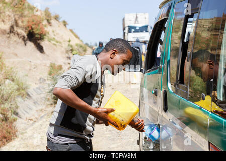 Addis Abeba, Äthiopien, 15. Januar 2015: Busfahrer füllt den Tank seines Mini Bus mit Diesel Stockfoto