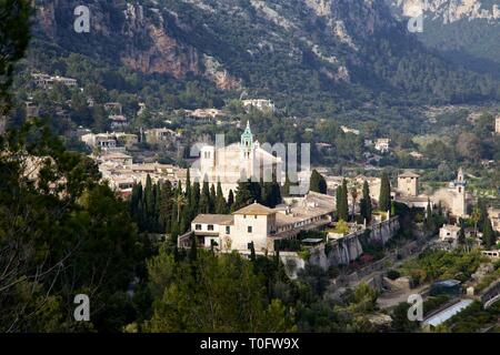 Panoramablick auf das spanische Dorf Valldemossa, Mallorca mit dem berühmten Kloster Cartuja eingebettet in den Bergen an einem sonnigen Tag Stockfoto