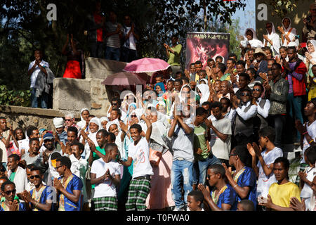 Gonder, Äthiopien, 18. Februar 2015: Einheimische feiern die Timkat Festival auf eine Treppe, die wichtige Äthiopische Orthodoxe Feier der Erscheinung des Herrn Stockfoto