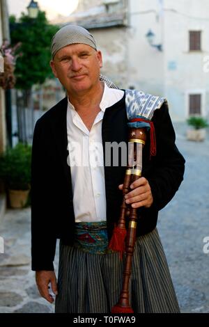 Mann mit traditionellen mallorquinischen Trachten- und Holding dudelsack an der Beata Festival, Valldemossa, Mallorca Stockfoto