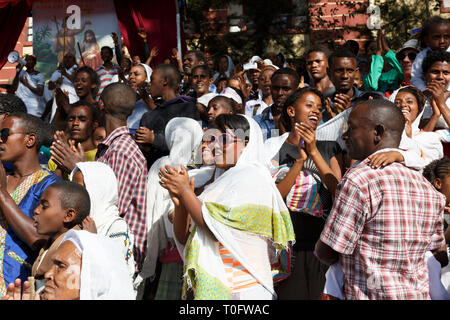 Gonder, Äthiopien, 18. Februar 2015: Einheimische feiern die Timkat Festival auf eine Treppe, die wichtige Äthiopische Orthodoxe Feier der Erscheinung des Herrn Stockfoto
