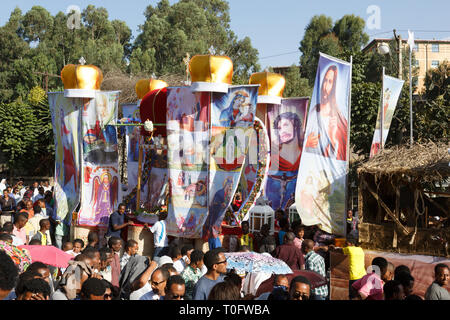 Gonder, Äthiopien, 18. Februar 2015: Einheimische, die sich an der Prozession am Timkat Festival, dem wichtigsten Äthiopischen Orthodoxen Feier von Epiphan Stockfoto