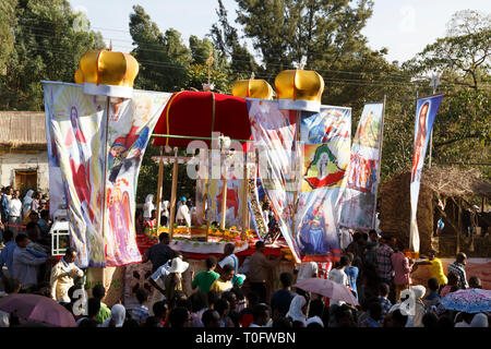 Gonder, Äthiopien, 18. Februar 2015: Einheimische, die sich an der Prozession am Timkat Festival, dem wichtigsten Äthiopischen Orthodoxen Feier von Epiphan Stockfoto