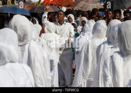 Gonder, Äthiopien, 18. Februar 2015: Die Menschen in der traditionellen Kleidung feiern die Timkat Festival, dem wichtigsten Äthiopischen Orthodoxen Feier o Stockfoto