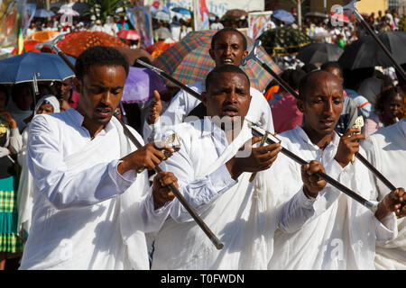 Gonder, Äthiopien, 18. Februar 2015: Männer in traditionellen Trachten mit pilgrim Stange gekleidet feiern die Timkat Festival, dem wichtigsten Äthiopischen Orthodoxen Stockfoto