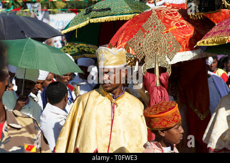Gonder, Äthiopien, 18. Februar 2015: Die Menschen in der traditionellen Kleidung feiern die Timkat Festival, dem wichtigsten Äthiopischen Orthodoxen Feier o Stockfoto