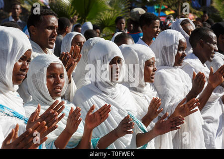 Gonder, Äthiopien, 18. Februar 2015: Die Menschen in der traditionellen Kleidung feiern die Timkat Festival, dem wichtigsten Äthiopischen Orthodoxen Feier o Stockfoto