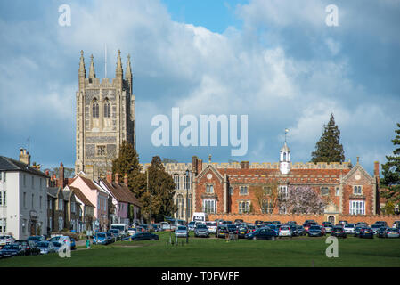 Krankenhaus des Heiligen und der Heiligen Dreifaltigkeit mit Kirche der Heiligen Dreifaltigkeit an der Rückseite, in der Ortschaft Long Melford, Suffolk, East Anglia, Großbritannien. Stockfoto