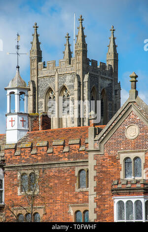 Krankenhaus des Heiligen und der Heiligen Dreifaltigkeit mit Kirche der Heiligen Dreifaltigkeit an der Rückseite, in der Ortschaft Long Melford, Suffolk, East Anglia, Großbritannien. Stockfoto