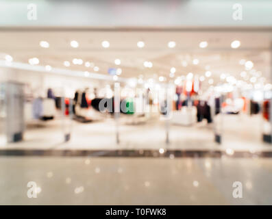 Einkaufszentrum Unschärfe Hintergrund mit Bokeh. Verschwommene Halle des Einkaufszentrums als Hintergrund. Stockfoto