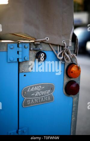 Land Rover Defender Serie 2 Santana Schließen der Heckklappe und der Rückleuchte und Logo mit Leinwand top Stockfoto