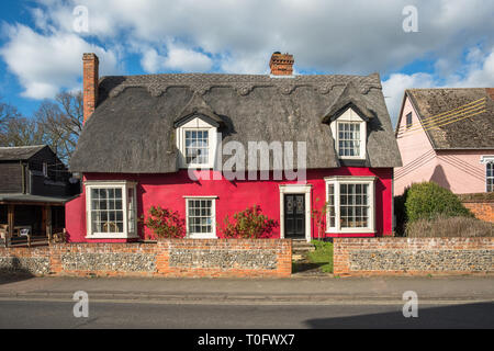 Malerischen roten Reetdachhaus in Cavendish Dorf in Suffolk, East Anglia, England, UK. Stockfoto