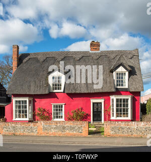 Malerischen roten Reetdachhaus in Cavendish Dorf in Suffolk, East Anglia, England, UK. Stockfoto