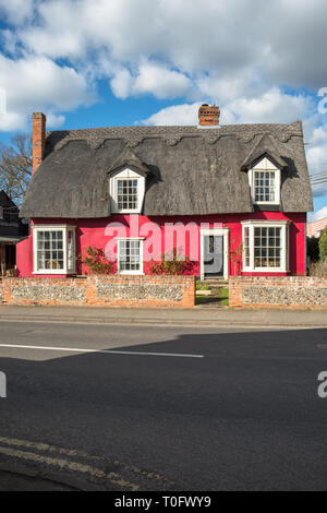 Stadtmitta rot Reetdachhaus in Cavendish Dorf in Suffolk, East Anglia, England, UK. Stockfoto