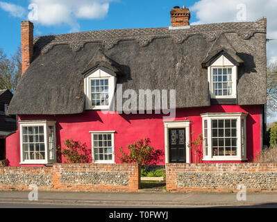 Stadtmitta rot Reetdachhaus in Cavendish Dorf in Suffolk, East Anglia, England, UK. Stockfoto