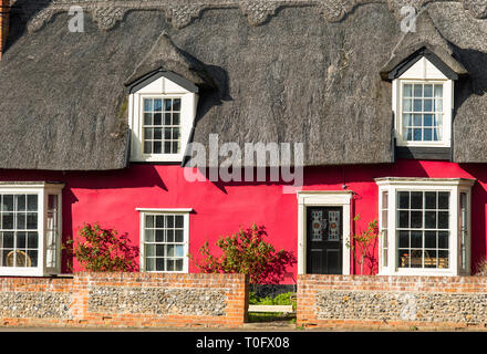 Stadtmitta rot Reetdachhaus in Cavendish Dorf in Suffolk, East Anglia, England, UK. Stockfoto