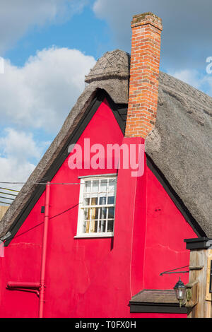 Stadtmitta rot Reetdachhaus in Cavendish Dorf in Suffolk, East Anglia, England, UK. Stockfoto