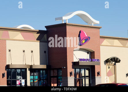 Die Außenseite des Taco Bell Restaurant Eingang mit Zeichen und dem klaren, blauen Himmel in New Bedford, Massachusetts, USA Stockfoto