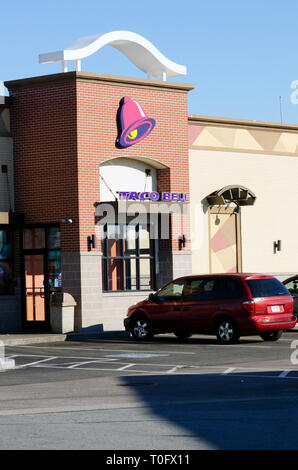 Außen Eingang zu Taco Bell Restaurant mit Zeichen und dem klaren, blauen Himmel in New Bedford, Massachusetts, USA Stockfoto