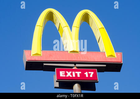 Sie suchen bei McDonalds Golden Arches Zeichen gegen einen klaren, tiefblauen Himmel Stockfoto