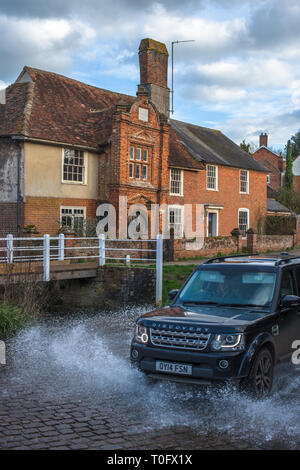 Fluss, Ford vor dem fünfzehnten Jahrhundert Ye Olde River House von 1490, in Kersey Dorf, Suffolk, East Anglia, England, UK. Stockfoto