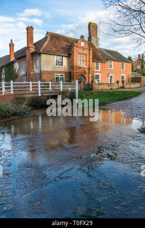 Fluss, Ford vor dem fünfzehnten Jahrhundert Ye Olde River House von 1490, in Kersey Dorf, Suffolk, East Anglia, England, UK. Stockfoto