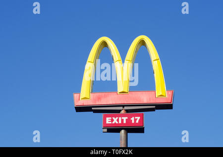 McDonalds Golden Arches Zeichen gegen die hellen, blauen Himmel Stockfoto