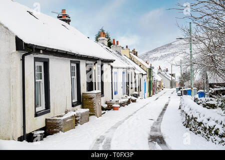 Reihe von Scottish Cottages. Leadhills Dorf am frühen Morgen Schnee. Scotlands zweite höchste Dorf. South Lanarkshire, Schottland Stockfoto