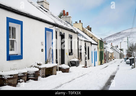 Reihe von Scottish Cottages. Leadhills Dorf am frühen Morgen Schnee. Scotlands zweite höchste Dorf. South Lanarkshire, Schottland Stockfoto