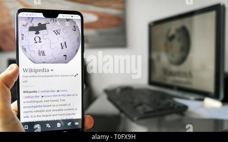 Wikipedia App smartphone Computer Schreibtisch Hintergrund Stockfoto