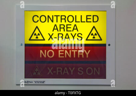 Beleuchtete x-ray Zeichen zeigt x-Strahlen sind im Gange, warnen die Bevölkerung nicht den Raum zu betreten. Stockfoto