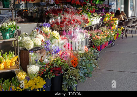 Blumensträuße Blumen außerhalb Meinhardt Fine Foods Grocery Store auf der South Granville Street, Vancouver, BC, Kanada Stockfoto