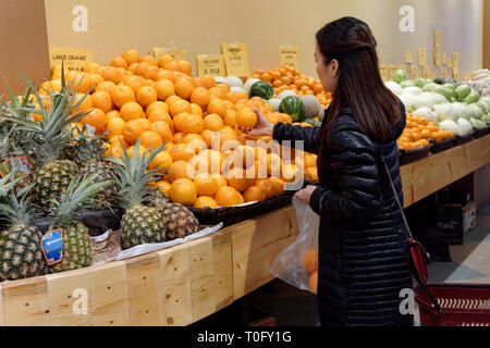 Chinesische kanadische Frau Einkaufen für Obst und Gemüse auf einem Markt in Richmond, British Columbia, Kanada Stockfoto