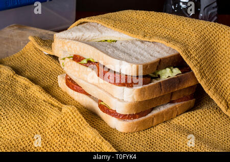 Sandwiches in einem Tuch eingewickelt zu werden, Stockfoto