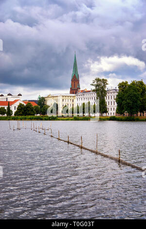 Kathedrale und Altstadt von Schwerin unter dramatischen Wolken. Stockfoto