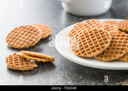 Süße Waffel Kekse auf alten Küchentisch. Stockfoto