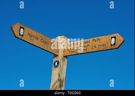 Holz- Finger post Zeichen gegen ein blauer Himmel Stockfoto