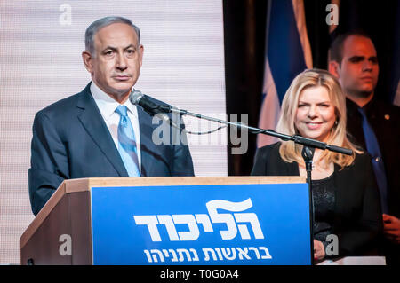 TEL AVIV, Israel. März 17, 2015. Israelischer Ministerpräsident Benjamin Netanjahu mit seiner Frau Sara Netanjahu von ihm Sprechen an der Likud Partei Ereignis Stockfoto