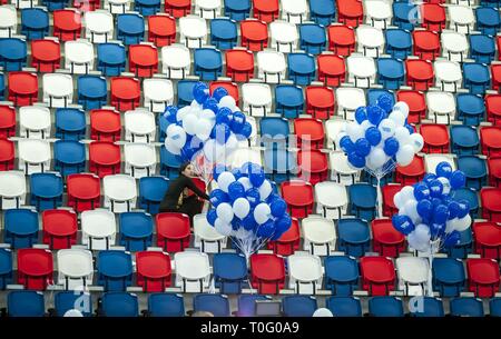 TEL AVIV, Israel. März 17, 2015. Frau zur Festsetzung der blauen und weißen Luftballons in der Halle des Tel Aviv Convention Center während der zionistischen Lager party Stockfoto