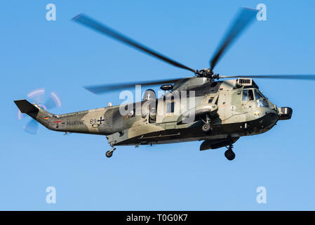 Ein Westland Sea King Mk.41 Suche und Rettung Hubschrauber aus dem Nordholz Naval Airbase der Deutschen Marine. Stockfoto