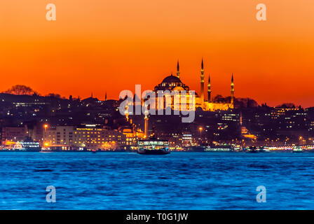 Istanbul, Türkei, 03. Januar 2012: Süleymaniye-moschee mit Marmarameer. Stockfoto