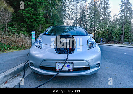 Nissan Leaf, Elektroauto an der Ladestation, Stanley Park, Vancouver, British Columbia, Kanada Stockfoto