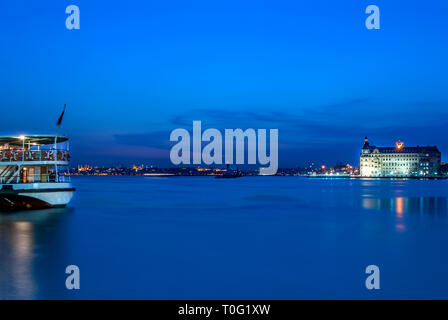 Istanbul, Türkei, 13. Juni 2007: Die Haydarpasha Bahnhof und Fähre in der Nacht. Stockfoto