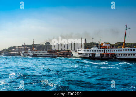 Istanbul, Türkei, 04. Juli 2007: Schiffe auf Eminonu Port Stockfoto