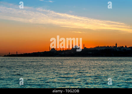 Istanbul, Türkei, 23. Januar 2012: Der Topkapi Palast und die Hagia Sophia bei Sonnenuntergang Stockfoto