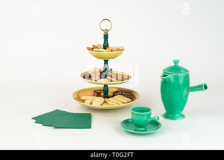 3 Tier Mid-Century Modern Servierteller mit gelb glasierten Platten Bakelit Stammzellen Messingring Griff für Desserts Kaffee Pott Kaffee Karaffe Stockfoto