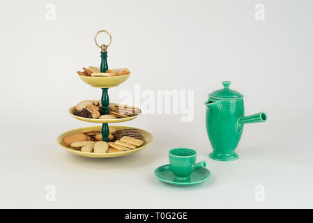 3 Tier Mid-Century Modern Servierteller mit gelb glasierten Platten Bakelit Stammzellen Messingring Griff für Desserts Kaffee Pott Kaffee Karaffe Stockfoto