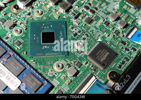 Detailansicht auf Laptop Motherboard und Komponenten. Prozessor oder CPU als sein Gehirn. Stockfoto