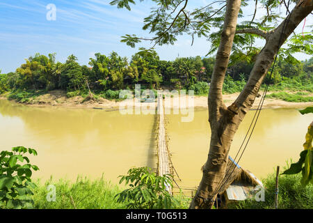 Einen atemberaubenden Blick auf die berühmte Bamboo Brücke über den Fluss Nam Khan in Luang Prabang. Stockfoto