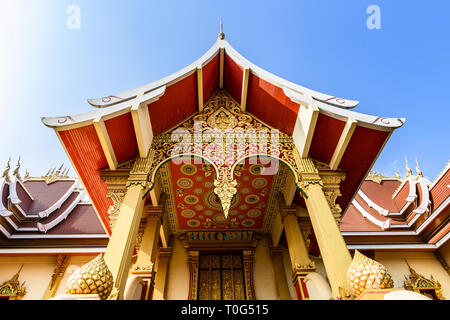 Blick auf den schönen Wat That Luang Neua mit goldfarbenen Verzierungen. Stockfoto